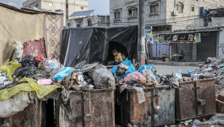 Gazze’de İsrail saldırıları sonucu biriken çöp ve atıklar sağlık tehdidi oluşturuyor