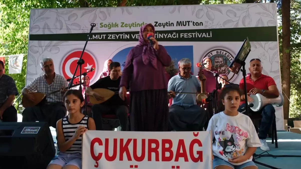 Şalvarlı Kadınlar Korosu Festivale Renk Katadı