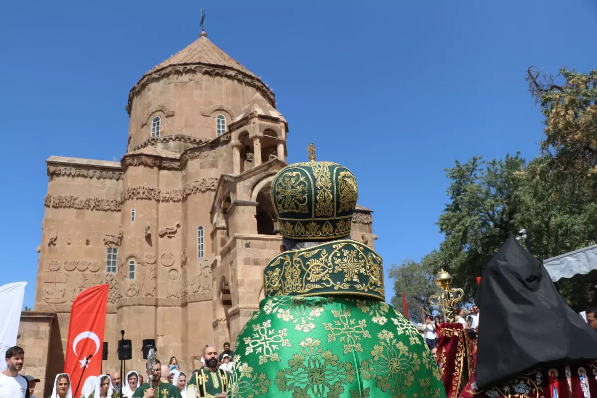 Türkiye Ermenileri Patriği Sahak Maşalyan, Akdamar Kilisesi’nde ayin düzenledi