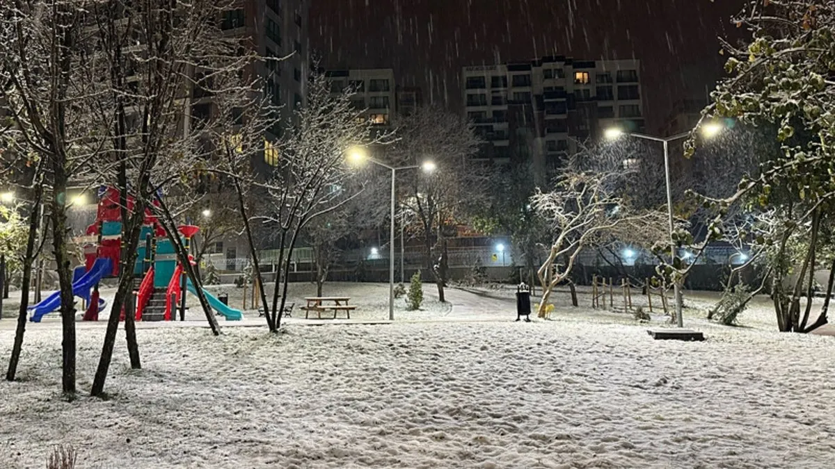 Beklenen kar geldi! İstanbul’un yüksek kesimleri beyaza büründü