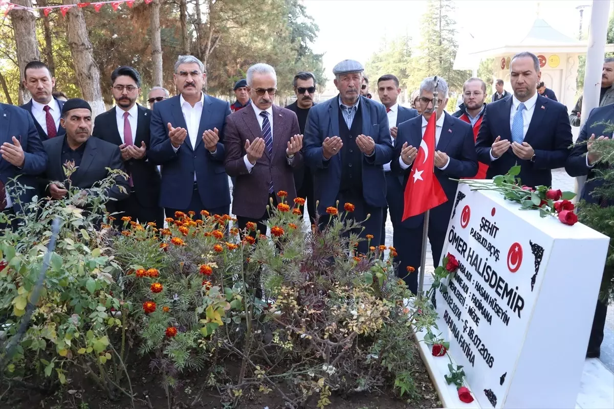 Ulaştırma ve Altyapı Bakanı Uraloğlu, şehit Ömer Halisdemir’in kabrini ziyaret etti