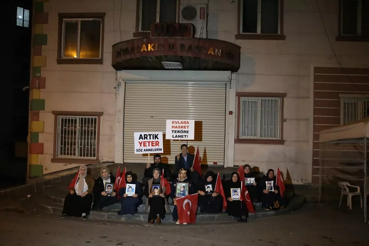 Diyarbakır Anneleri Gece Nöbetine Devam Ediyor