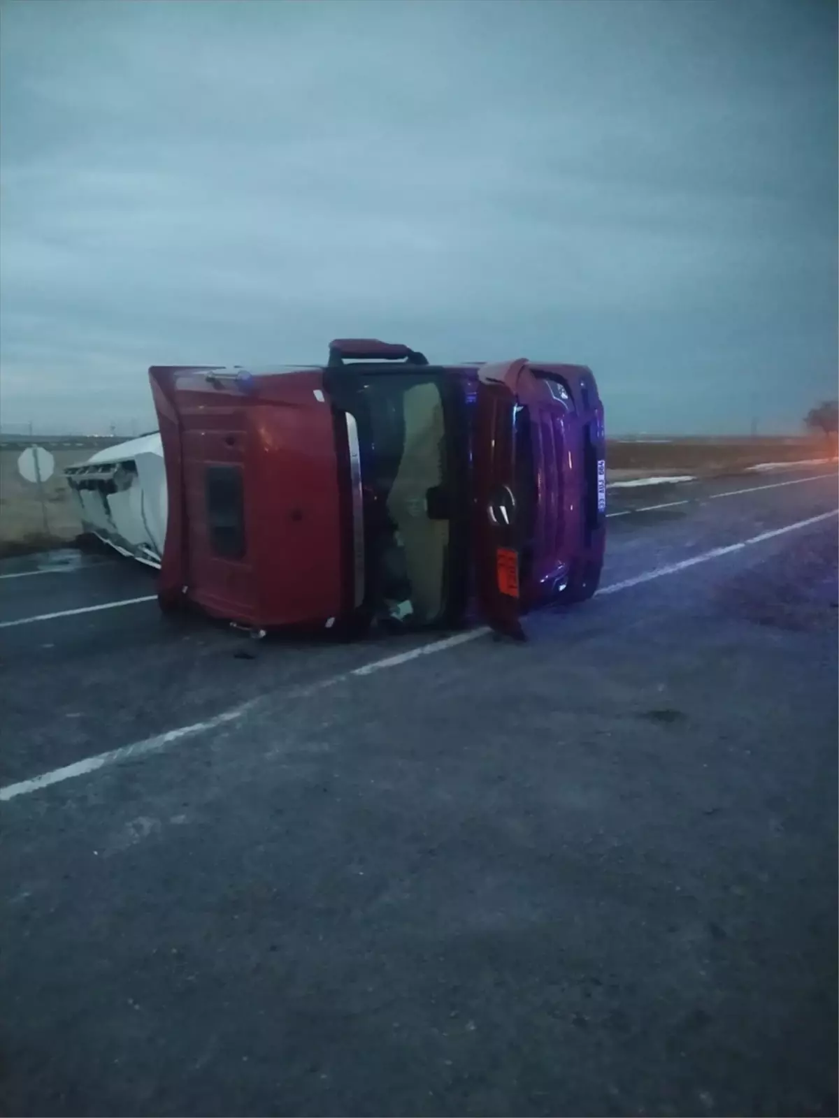 Niğde’de tanker devrildi, sürücü yaralandı