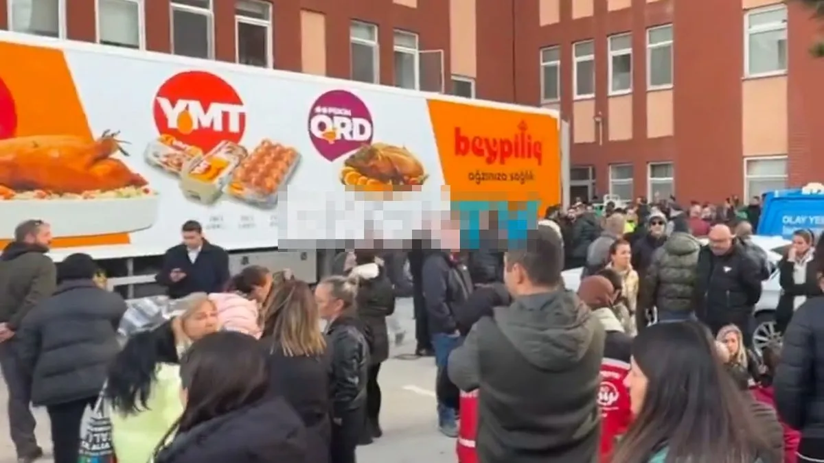 Bolu Belediyesi’nden büyük skandal: Yangın faciasında hayatını kaybedenlerin bedenlerini tavuk reklamı kaplı TIR’a koydular